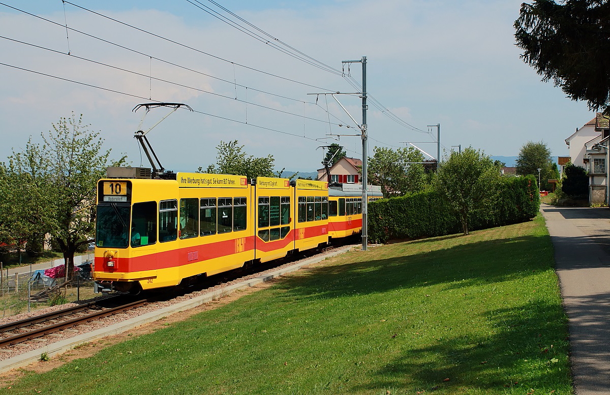 Kurz vor Flh ist der Be 4/8 der BLT am 08.08.2015 unterwegs. Das Zielschild  Rodersdorf  stimmt nicht, wegen Bauarbeiten endete die Linie 11 in Flh.