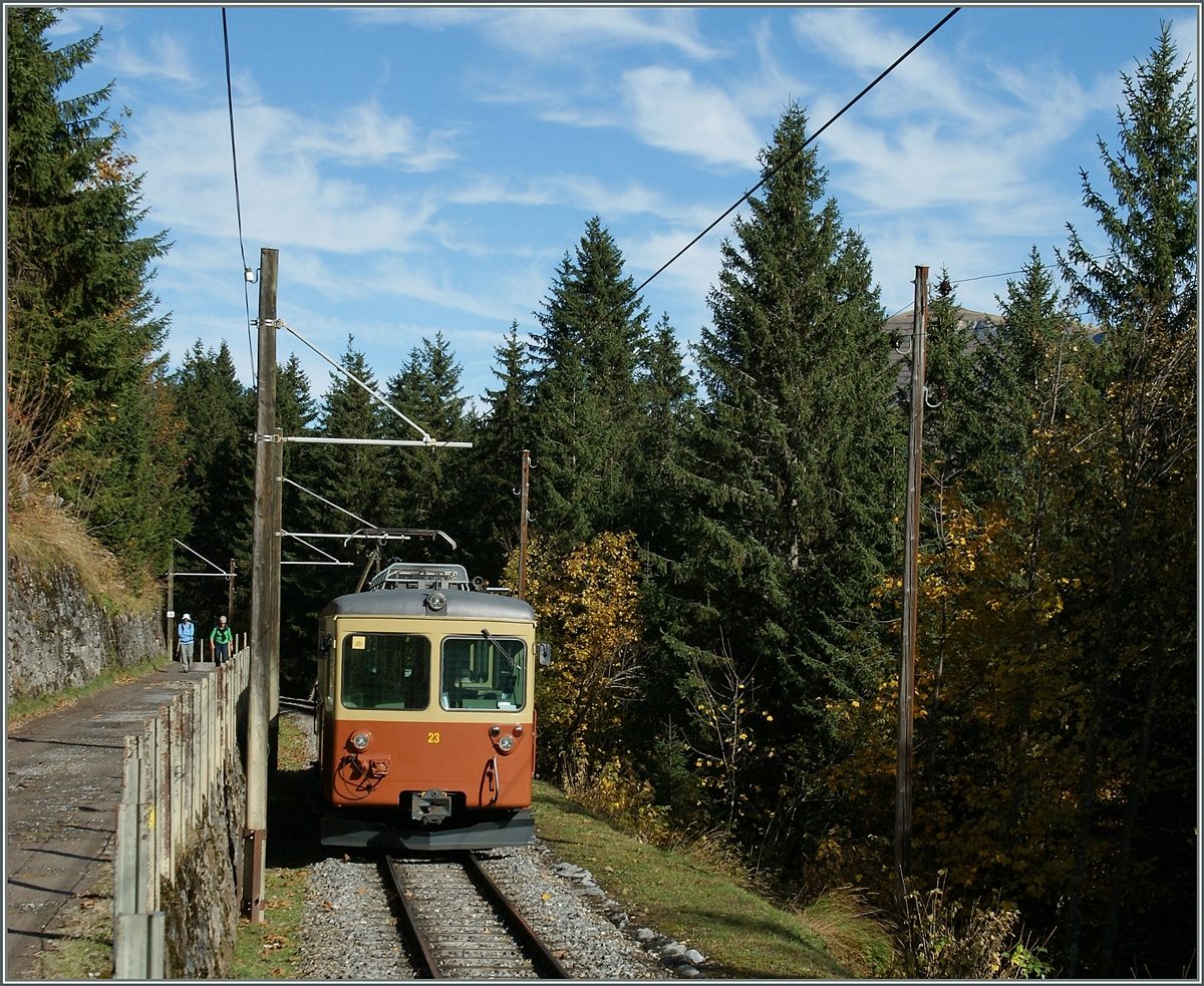 Kurz vor Mürren teilen sich Bahn und Wanderweg den beschränkten Platz am Hang. 
24. Okt 2013 