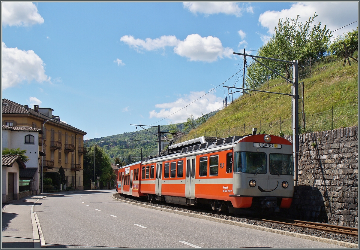 Kurz vor Ponte Tresa wechselt die Bahn von der Seeseite auf die Bergseie der Strasse. 
30. April 2015 