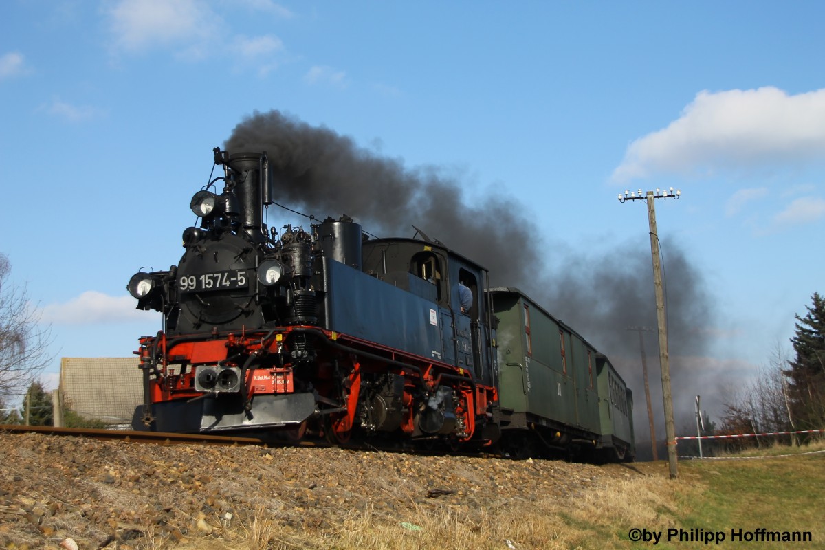 Kurz vor Schweta zog 99 1574-5 am 28.02.2015 an mir vorbei.