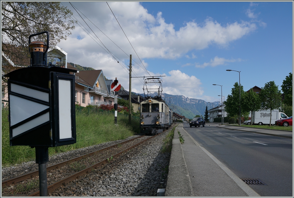 Kurz vor sechs ereicht der zweitletzte Zug des Tages von Chaulin her Blonay. Ich konnte den LLB ABFe 2/4 N 10 bei der Hippschen Wendescheibe, die als Ausfahrtsignal von Blonay dient,  fotografieren. 
15. Mai 2016