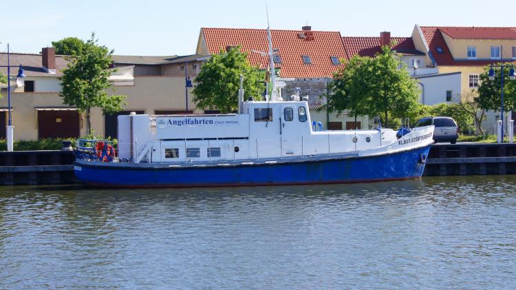 Kutter  Klaus - St�rtebecker   wartet am 06.06.13 auf Hochseeangler im Hafen von Wolgast