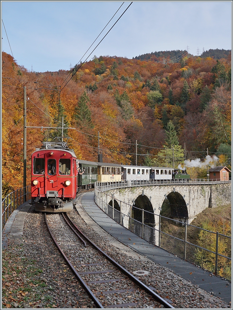 LA DER 2020 der Blonay-Chamby / Saisonende bei der Blonay Chamby Bahn: Der RhB ABe 4/4 I N° 35 überquerst mit dem RIVIERA BELLE EPOQUE EXPRESS von Chaulin nach Vevey bei Vers-chez-Robert den Baye de Clarens Viadukt. 

25. Okt. 2020