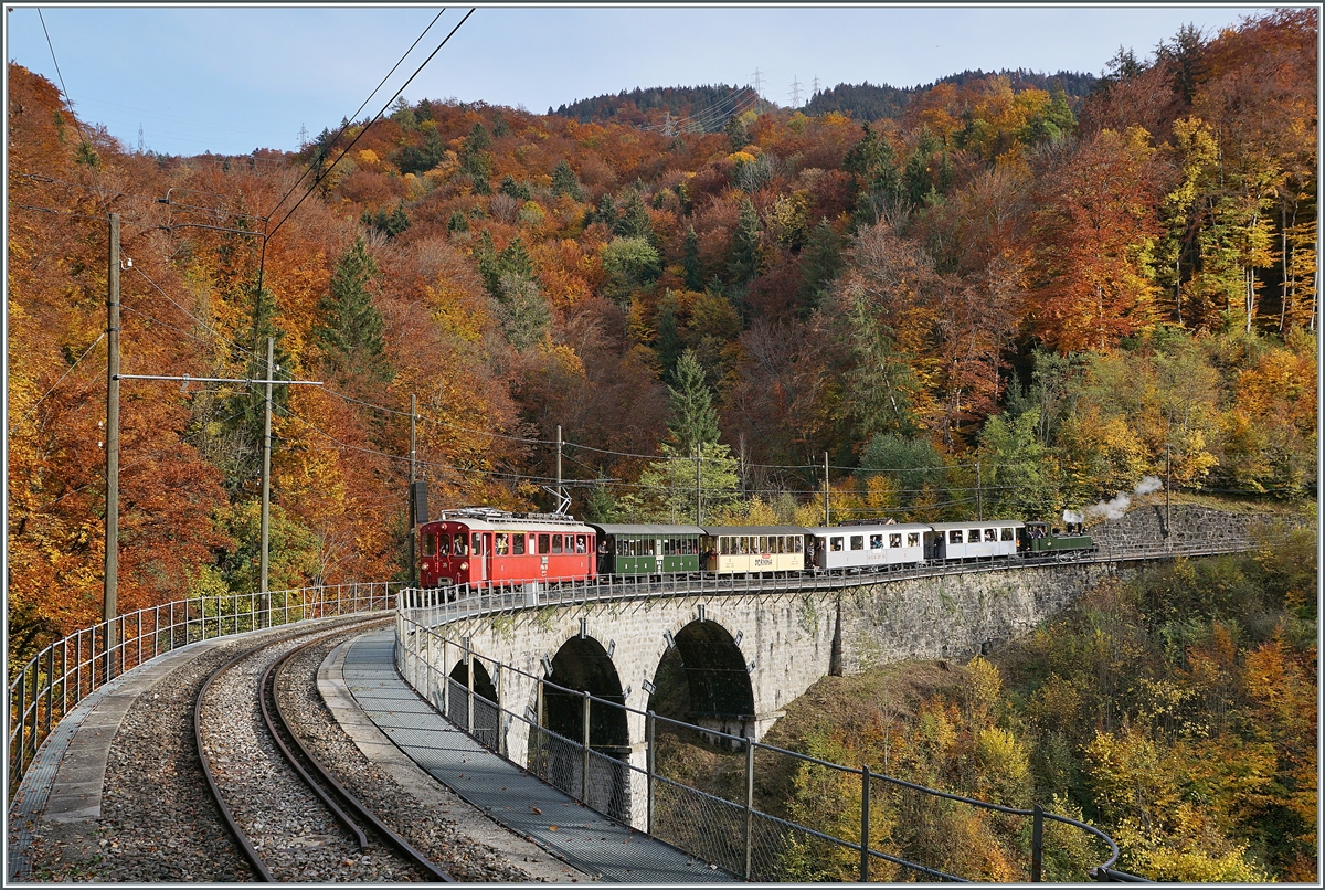 LA DER 2020 der Blonay-Chamby / Saisonende bei der Blonay Chamby Bahn: Der RhB ABe 4/4 I N° 35 überquerst mit dem RIVIERA BELLE EPOQUE EXPRESS von Chaulin nach Vevey bei Vers-chez-Robert den Baye de Clarens Viadukt. 

25. Okt. 2020