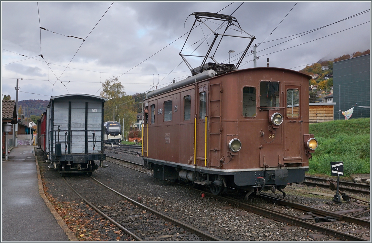  LA DER 2020 du Blonay-Chamby  / Saison Abschluss der Blonay-Chamby Bahn: Mit einem verstärkten Fahrplan und viel Dampf wird vor dem  Winterschlaf  (bzw. Arbeit im Dépôt Chaulin) nochmals viel Betrieb gemacht. Der erste Zug des Tages steht am Bahnsteig in Blonay: der TL K 510 (Baujahr 1910), der NStCM C4 N° 7 (Baujahr 1910) und der BOB  Kaiserwagen  C3 N° 6 (Baujahr 1901) warten auf ihre Lok, die BOB HGe 3/3 (Baujahr 1926). 

24. Okt. 2020