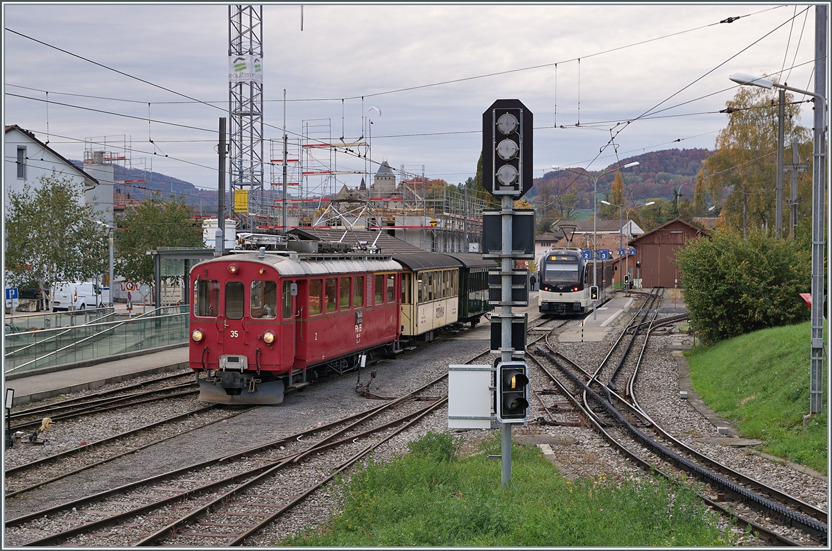 LA DER 2020 du Blonay-Chamby  / Saison Abschluss der Blonay-Chamby Bahn: Mit einem verstärkten Fahrplan und viel Dampf wird vor dem  Winterschlaf  (bzw. Arbeit im Dépôt Chaulin) nochmals viel Betrieb gemacht.

Der RhB ABe 4/4 I N° 35 ist mit dem Riviera Belle Epoque Express von Vevey kommend in Blonay eingetroffen und wartet nun auf die Weiterfahrt nach Chaulin. 

25. Okt. 2020