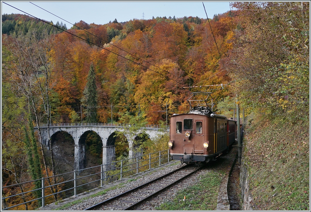  LA DER 2020 du Blonay-Chamby  / Saison Abschluss der Blonay-Chamby Bahn: Mit einem verstärkten Fahrplan und viel Dampf wird vor dem  Winterschlaf  (bzw. Arbeit im Dépôt Chaulin) nochmals viel Betrieb gemacht. Die BOB HGe 3/3 N° 29 (Baujahr 1926) hat mit ihrem Zug auf der Fahrt nach Chaulin den Baye de Clarens Viadukt verlassen und nimmt die Rampe in Richtung Chamby in Angriff. 

24. Oktober 2020