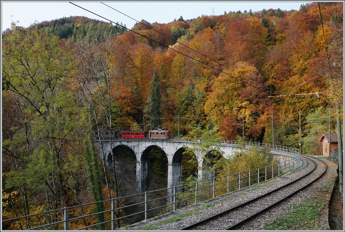  LA DER 2020 du Blonay-Chamby  / Saison Abschluss der Blonay-Chamby Bahn: Mit einem verstärkten Fahrplan und viel Dampf wird vor dem  Winterschlaf  (bzw. Arbeit im Dépôt Chaulin) nochmals viel Betrieb gemacht. Die BOB HGe 3/3 N° 29 (Baujahr 1926) erreicht auf ihrer Fahrt nach Chaulin den Baye de Clarens Viadukt den es mit ihrem Zug sehr vorsichtig zu befahren gilt Der Zug besteht aus dem NStCM C4 N° 7 (Baujahr 1910) und dem BOB  Kaiserwagen  C3 N° 6 (Baujahr 1901). 

24. Okt. 2020