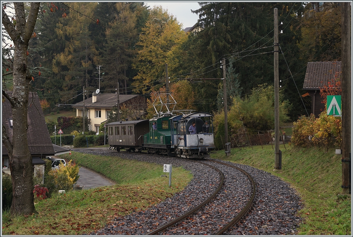 La DER 2021 du Blonay-Chamby - Mit dem nicht mehr motorisierten Xe 2/2 an der Spitze fährt die +GF+ Ge 4/4 75 mit dem BOB Kaiserwagen kurz nach der Abfahrt in Blonay über neue verlegte Gleise in Richtung Chaulin. 

30. Oktober 2021