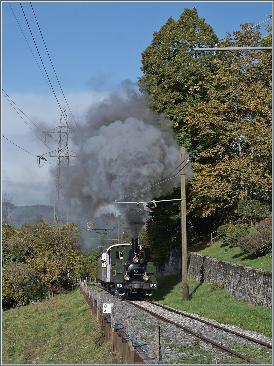  La DER de la Saison  - Die kleine Dampflok raucht wie eine grosse; was den Fotografen freut freut nicht unbedingt die Anwohner... Die G 3/3 N° 5 ist bei Chaulin auf dem Weg nach Chamby.

28. Okt 2023