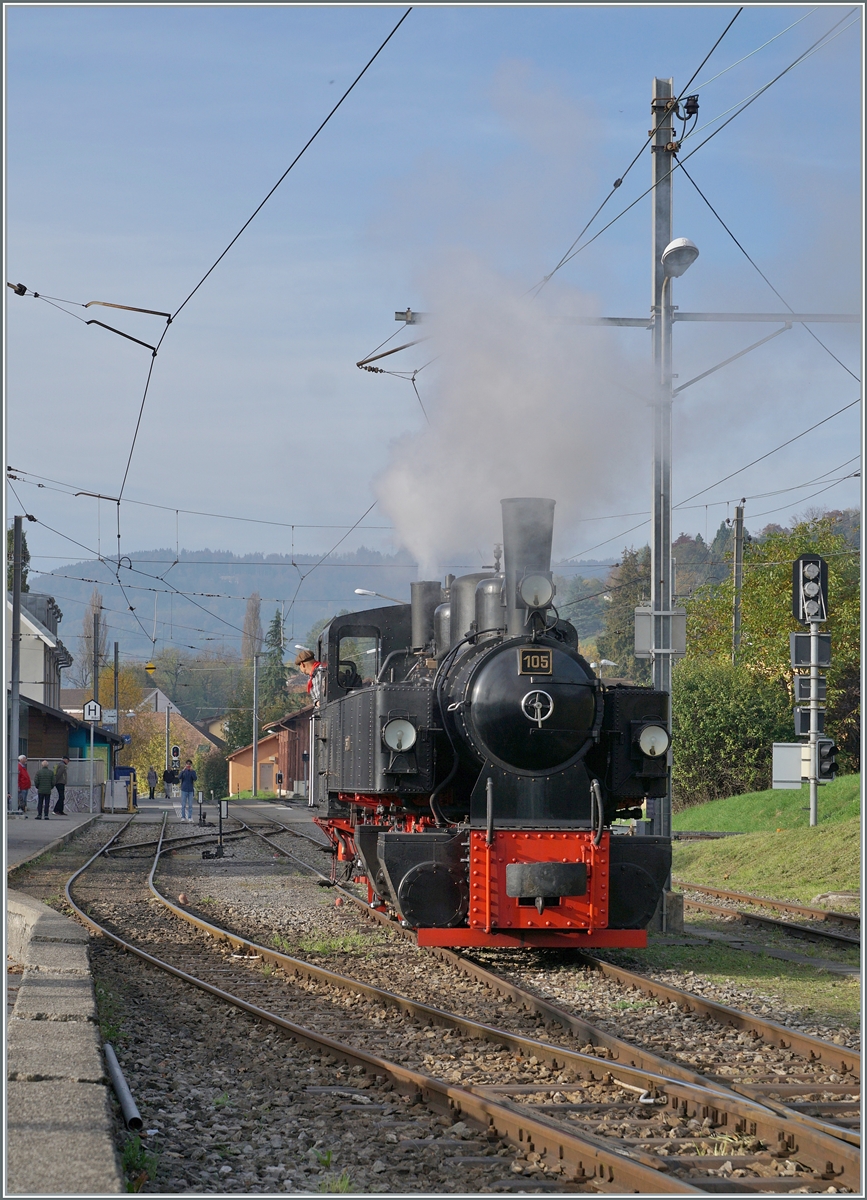 La DER de la Saison / Das Saison Ende der Blonay Chamby Bahn 2024 - Seit einigen Jahren zeigt die Blonay Chamby Bahn zum Saison Ende mit einem verdichteten Fahrplan noch einmal ihren herrlichen Fahrzeuge im Einsatz. In Blonay angekommen wird rangiert, damit die SEG G 2x 2/2 105 ihren Zug wieder nach Chaulin zurück zeihen kann. 

27. Okt. 2024