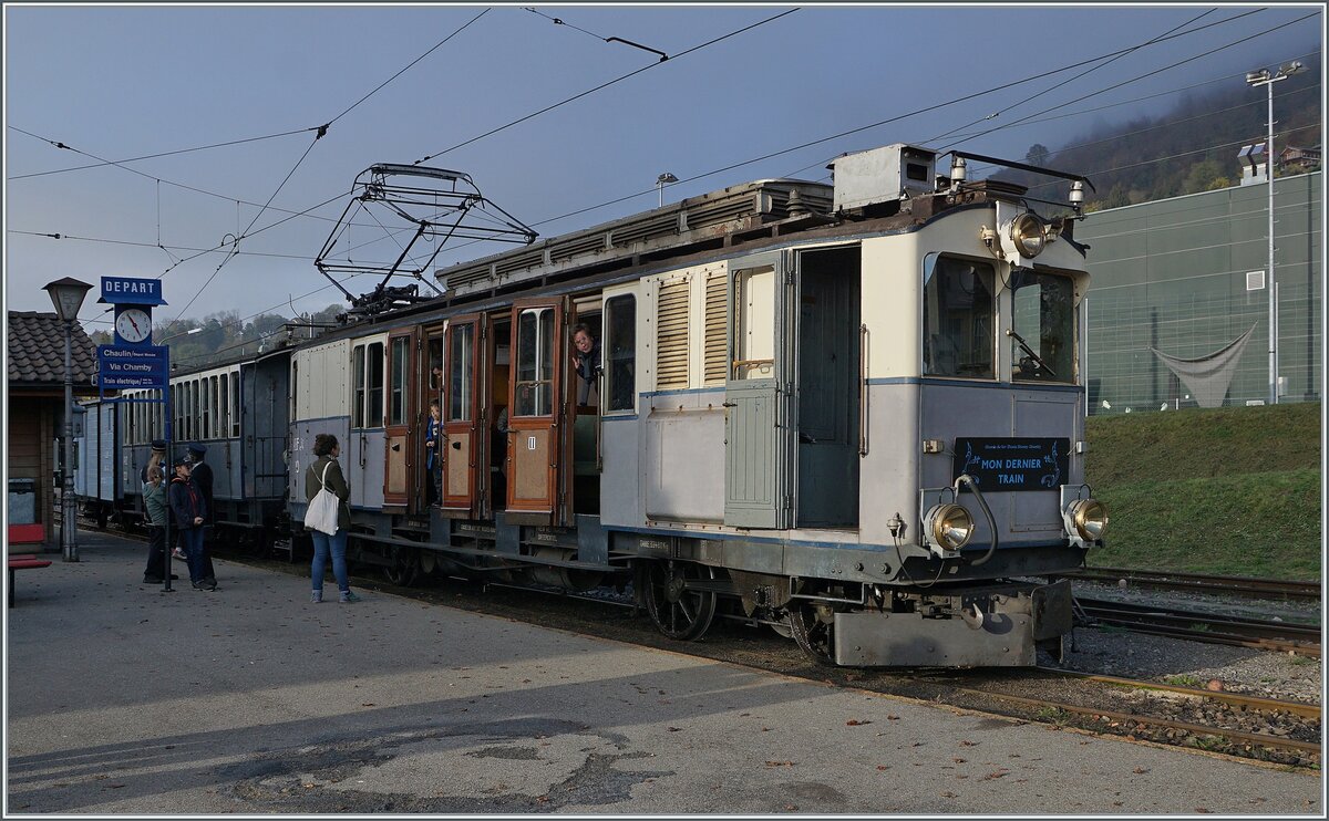 La DER de la Saison 2024! Am Bahnsteig in Blonay steht ein ganz besonderer Zug:  Mon dernier Train - Mein letzter Zug . Sicherheit ist das oberste Gebot der Eisenbahn, dies gilt auch für Museumsbahnen, das  Personal  muss wie, wie die Kollegen der echten Bahn periodischen Prüfungen ablegen. Und so kommt es auch bei einer Museumbahn vor, dass ein Lokführer seine letzte Fahrt absolviert. In diesem Sinne: Alles Gute für die Zukunft und weiterhin viel Freude mit dem wunderschönen Hobby Eisenbahn! Der LLB ABFe 2/4 10 der Blonay-Chamby Bahn wartet in Blonay auf die Abfahrt nach Chaulin. 26. Okt. 2024 