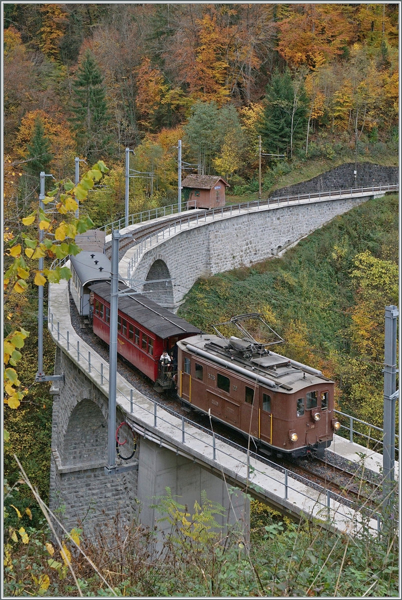 La DER de la Saison / Das Saison Ende der Blonay Chamby Bahn 2025 - Seit einigen Jahren zeigt die Blonay Chamby Bahn zum Saison Ende mit einem verdichteten Fahrplan noch einmal ihre herrlichen Fahrzeuge im Einsatz: Trotz des eher  schwierigen  Wetters konnte ich es mir nicht verkneifen, doch noch beim neu restaurierten Viadukt ein paar Herbstbilder zum Saisonabschluss zu machen. Die BOB HGe 3/3 29 der Blonay - Chamby Bahn ist mit ihrem Personenzug 2962 auf der Fahrt von Chaulin nach Blonay und fährt über den Baye de Clarens Viadukt.
 26. Oktober 2025