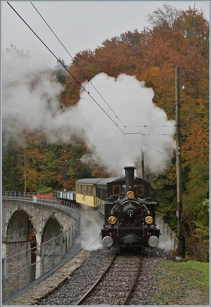 La Dernière du Blonay - Chamby - das 50. Jahre Jubiläum beschliesst die Blonay Chamby Bahn mit einer Abschlussvorstellung: die (JS)/BAM G 3/3 N° 6 dampft bei Vers-chez-Robert mit einem Personenzug berauf Richtung Chamby.
27. Oktober 2018