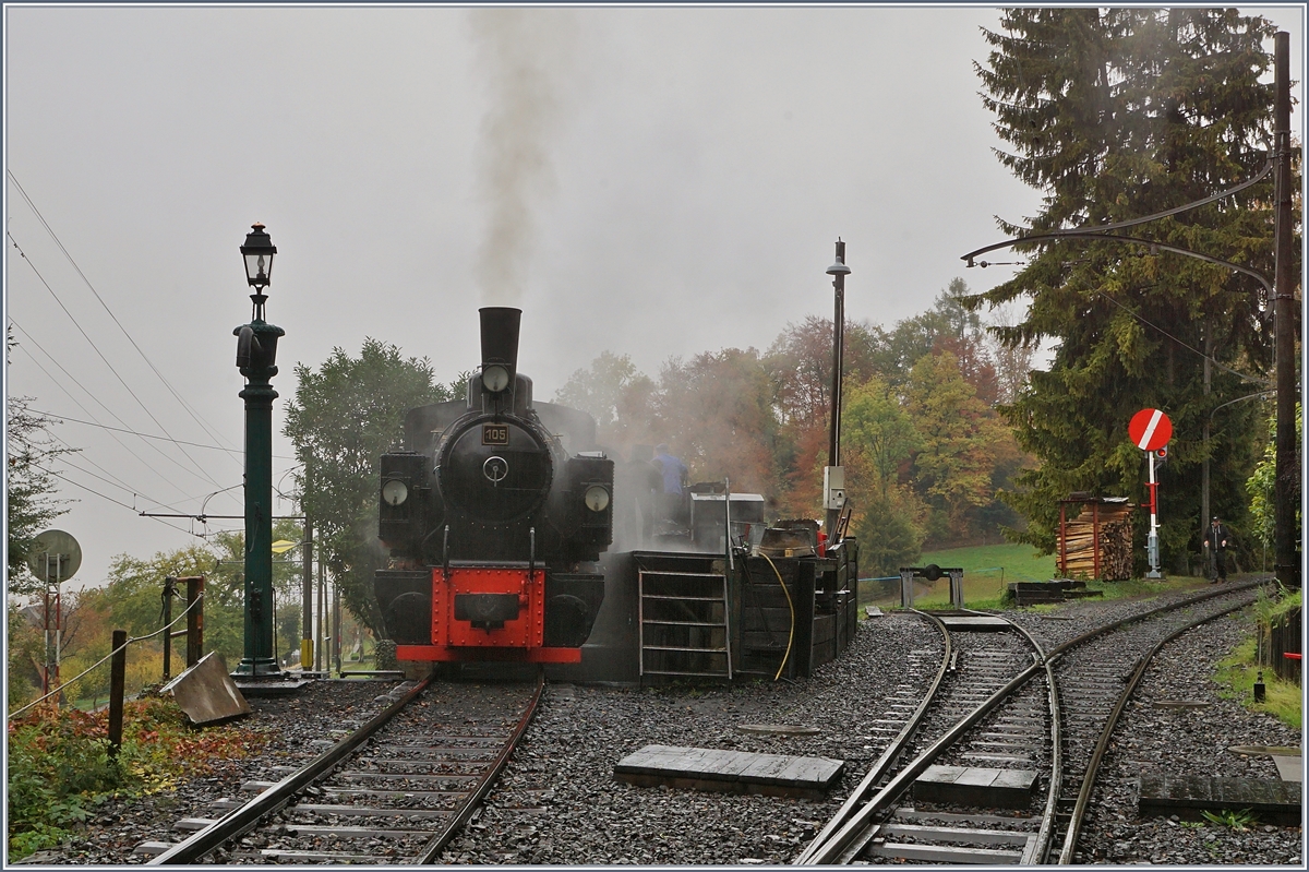 La Dernière du Blonay - Chamby - das 50. Jahre Jubiläum beschliesst die Blonay Chamby Bahn mit einer Abschlussvorstellung und liess es auch nochmals so richtig dampfen (und rauchen): In Chaulin wird die SEG G 2x 2/2 105 versorgt um später nach Blonay zu fahren.
27. Oktober 2018