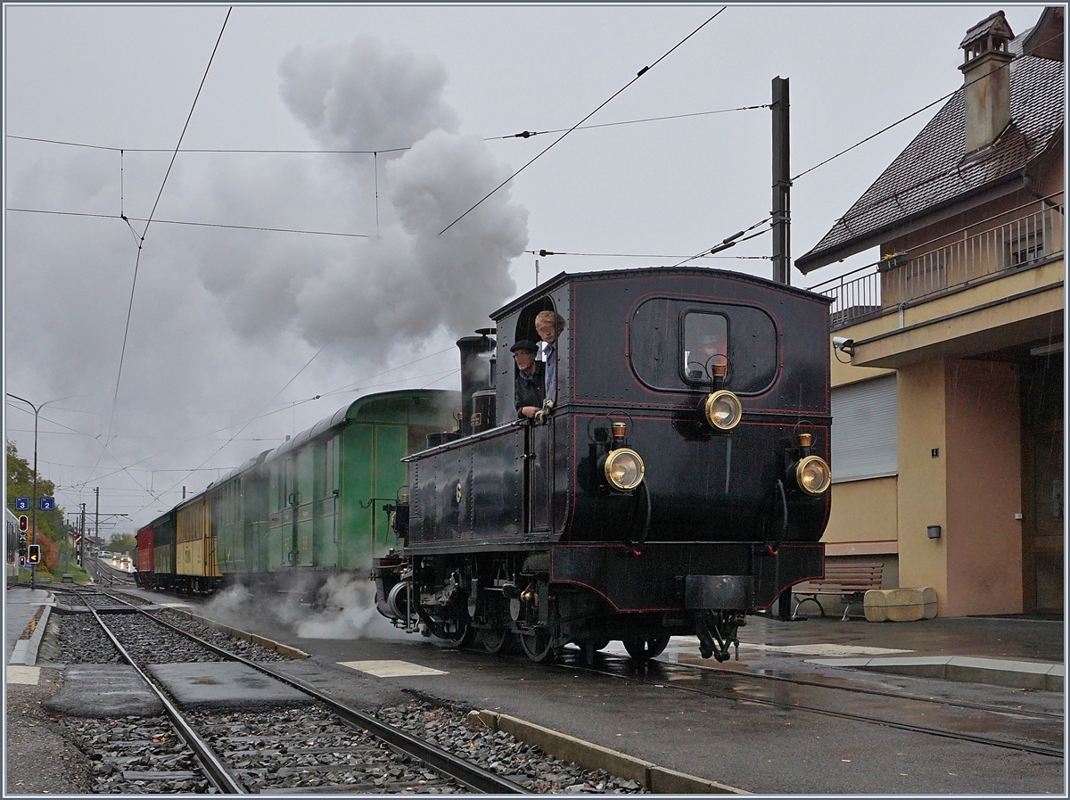 La Dernière du Blonay - Chamby - das 50. Jahre Jubiläum beschliesst die Blonay Chamby Bahn mit einer Abschlussvorstellung und liess es nochmals so richtig dampfen: Mit der JS 109/ BAM 6 an der Spitze (und der SEG G 2x 2/2 105 am Schluss) wartet der  Riviara Belle Epoque  nach Vevey in Blonay auf die Abfahrt. 28. Oktober 2018