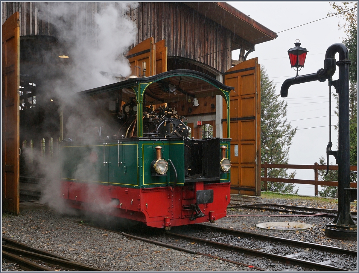 La Dernière du Blonay - Chamby - das 50. Jahre Jubiläum beschliesst die Blonay Chamby Bahn mit einer Abschlussvorstellung und liess es nochmals so richtig dampfen: die früher bei  Ferrovie Padane eingesetzte Lok G 2/2 N° 4 dampft abwartend in Chaulin schön vor sich hin.

28. Oktober 2018