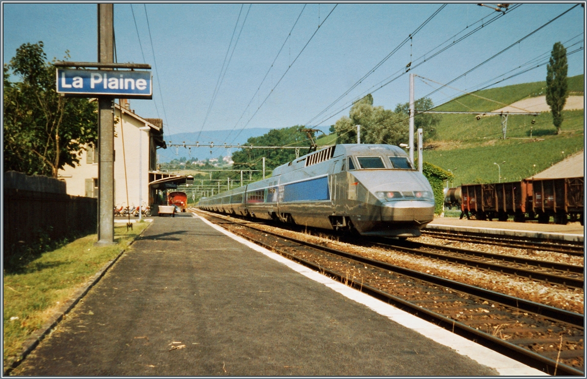 La Plaine, die westlichste SBB Station auf der Strecke Gen�ve - Lyon wird mit Ausnahme des Lokalverkehrs von SNCF Fahrzeugen bedient, im Bild ein TGV au der Fahrt Richtung Frankreich. 

Analog Bild vom Juni 1996