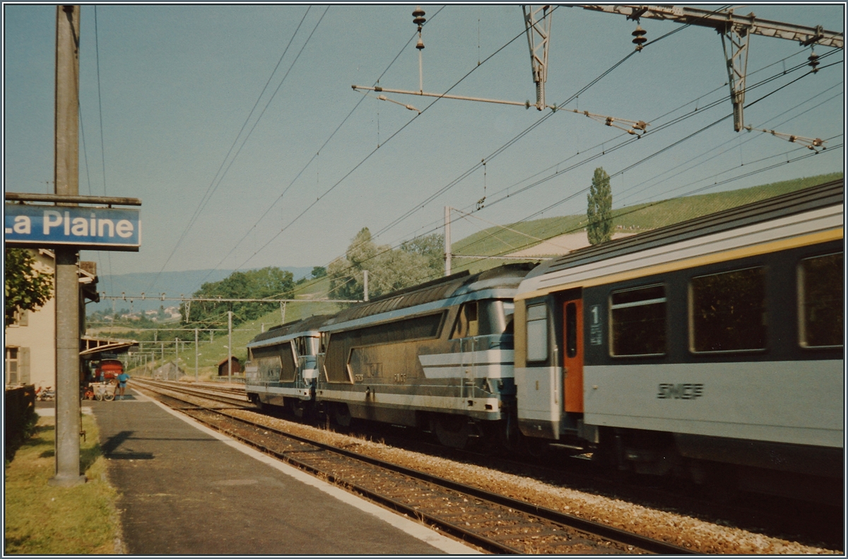 La Plaine, die westlichste SBB Station auf der Strecke Gen�ve - Lyon wird mit Ausnahme des Lokalverkehrs von SNCF Fahrzeugen bedient, im Bild zwei SNCF mit einen Schnellzug in Richtung Bellegarde 

 Analog Bild vom Juni 1996