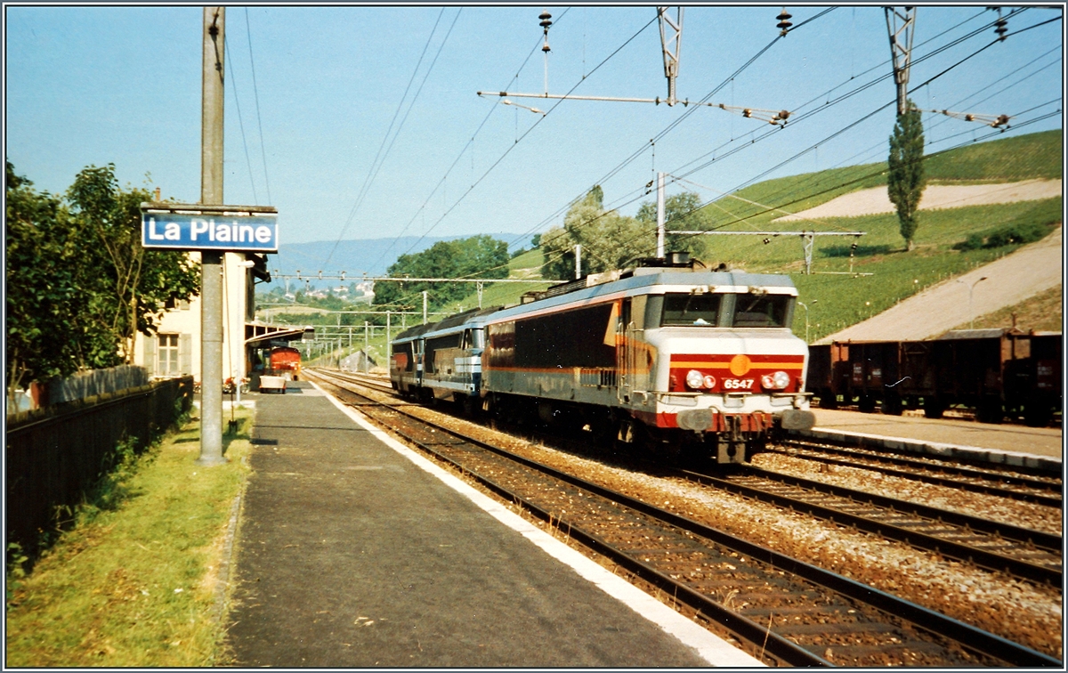 La Plaine, die westlichste SBB Station auf der Strecke Gen�ve - Lyon wird mit Ausnahme des Lokalverkehrs von SNCF Fahrzeugen bedient,  im Bild ein Lokzug auf dem Weg nach Bellegarde. 

Analog Bild vom Juni 1996
