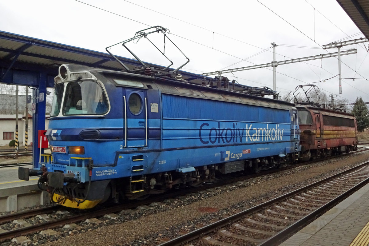 Laminatka 230 091 steht mit ein Kollegen am 23 Februar 2020 in Havlickuv Brod.