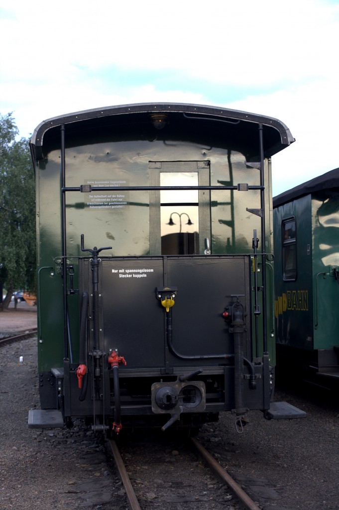 Lampe im Spiegel, ein frisch lakierter Wagen der L��nitzgrundbahn im Abendlicht
17.08.2013 19:03 Uhr