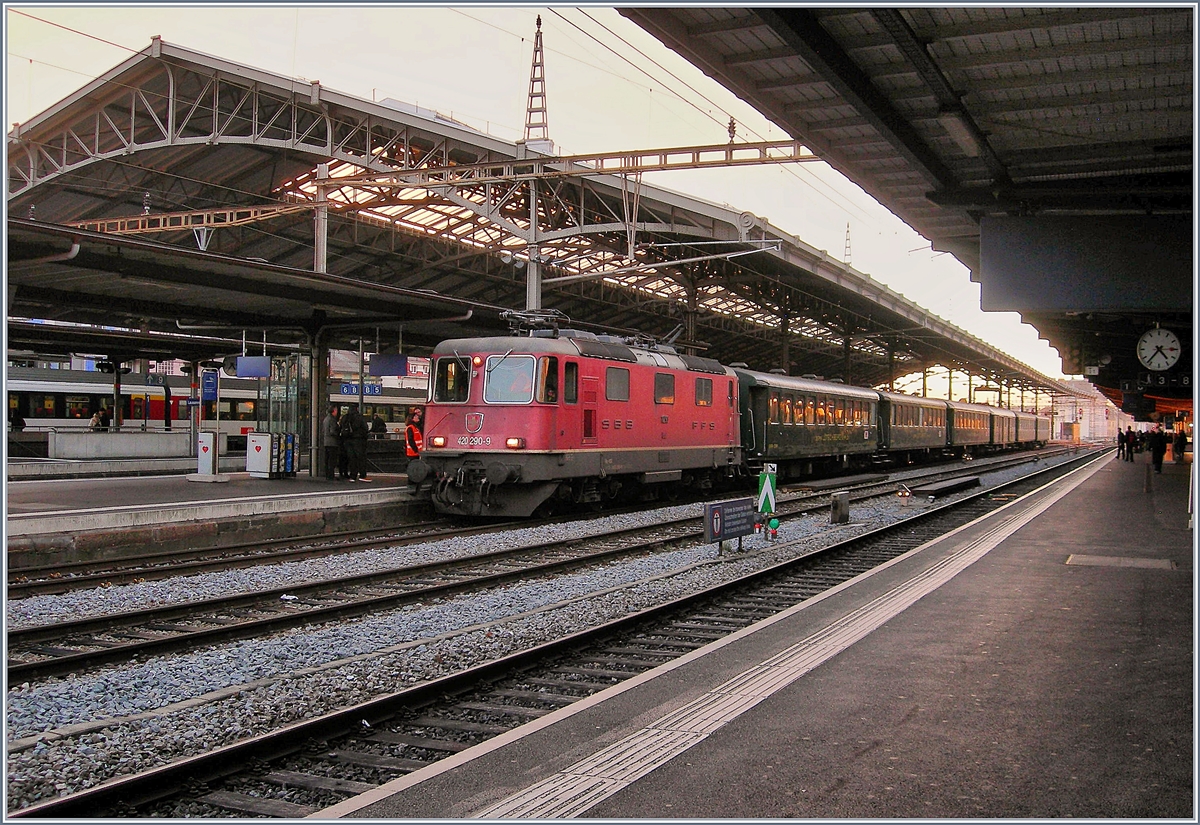 L'Association 141R568, eher bekannt für Dampffahrten, lud am 31. Dez. 2018 zu einer kulinarischen Silvesterrundfahrt ein. Das Bild zeigt den Zug beim Halt in Lausanne. Anschließend ging es durch Wallis nach Kandersteg und via Bern nach Grandvaux, wo den Reisenden ein Blick auf die Feuerwerke geboten wurde um bereits im Neuen Jahr über Lausanne nach Vallorbe zurück zu fahren.
31. Dez. 2018