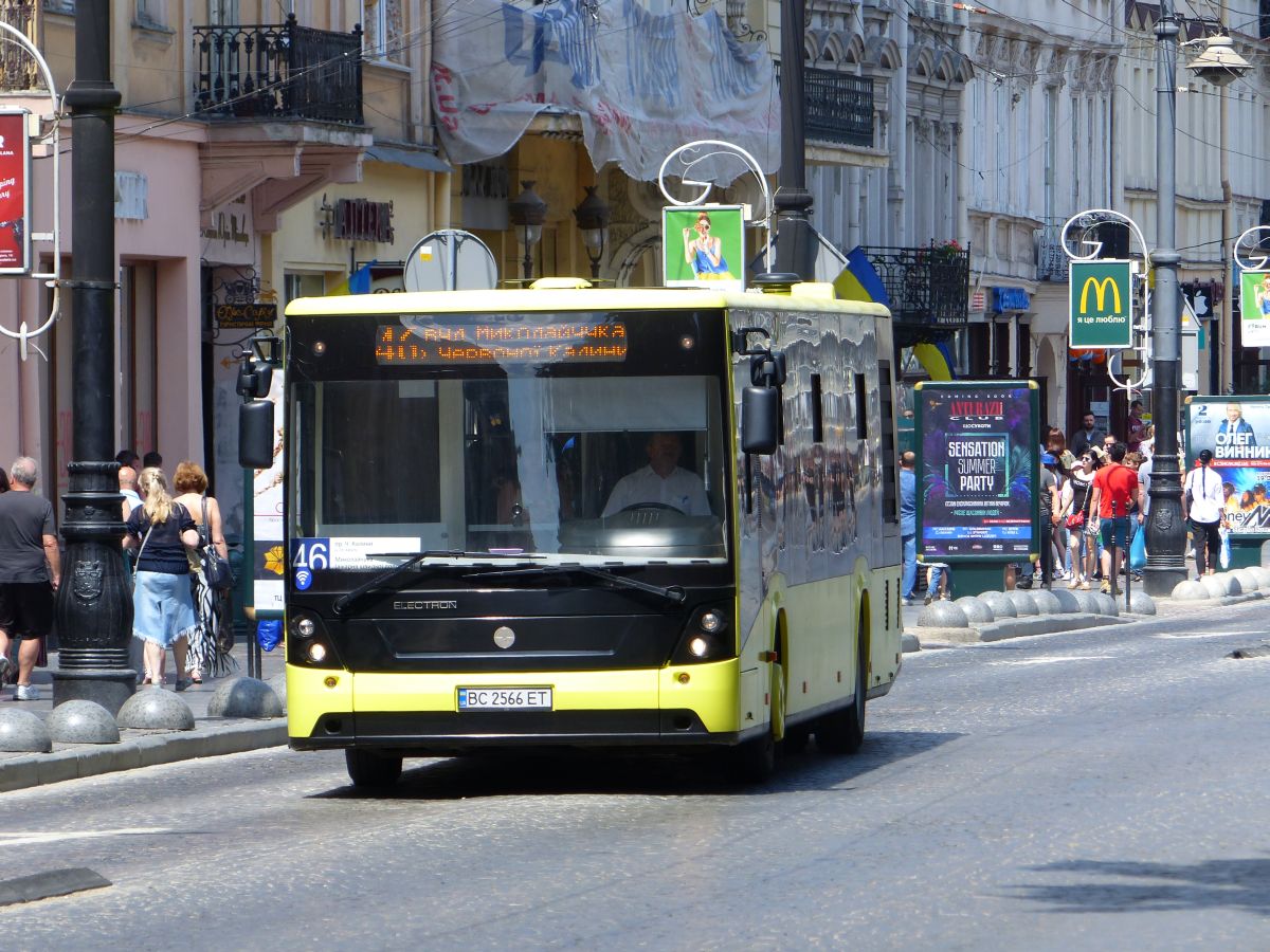 LAZ Electron A18501 Bus Baujahr 2016. Prospekt Svobody, Lviv, Oekrane 27-05-2018.

LAZ Electron A18501 bus bouwjaar 2016. Prospekt Svobody, Lviv, Oekrane 27-05-2018.