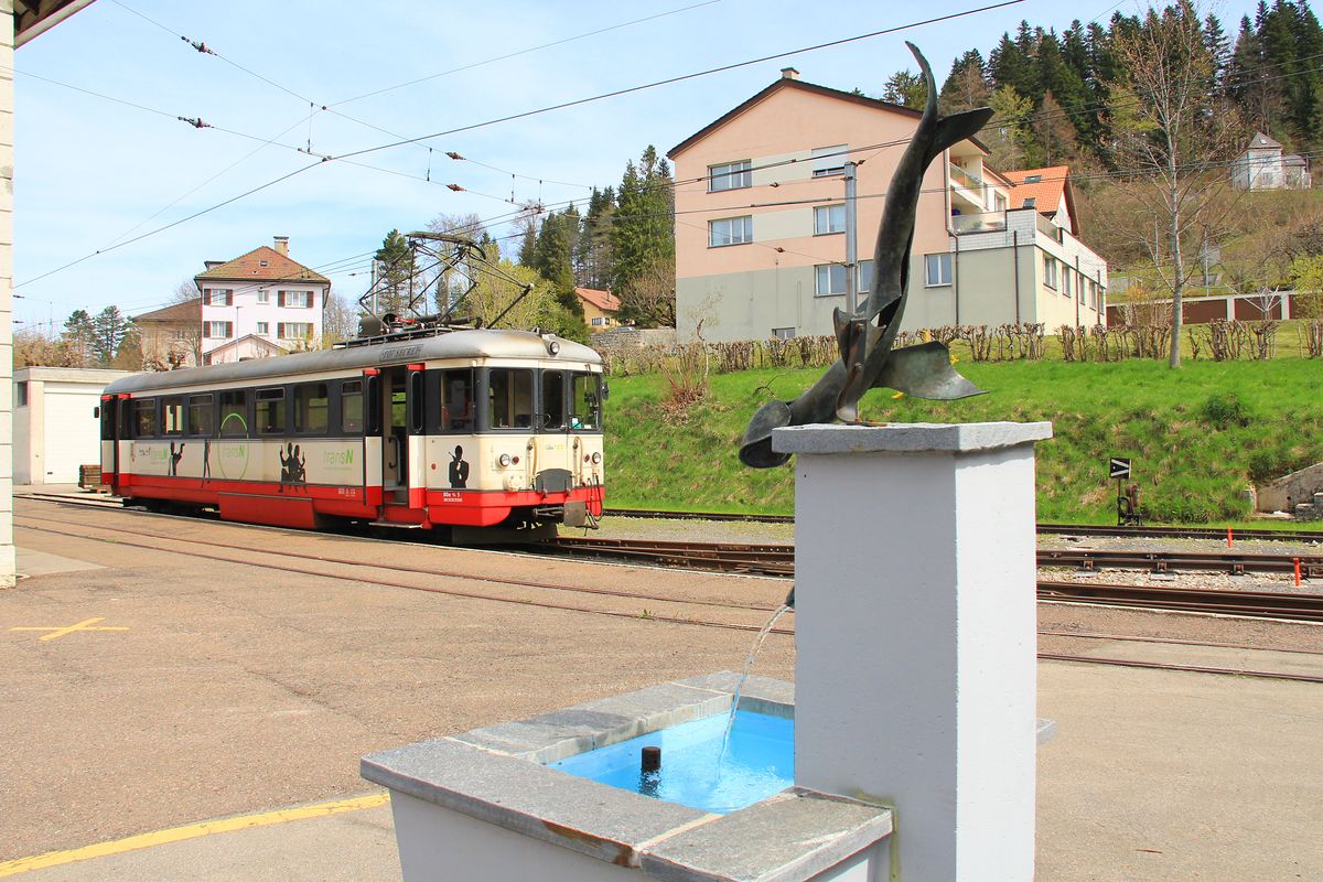 Le Locle - Les Brenets : Triebwagen 5 ist nach seiner kurzen Fahrt von Le Locle in Les Brenets angekommen. 21.April 2016. 