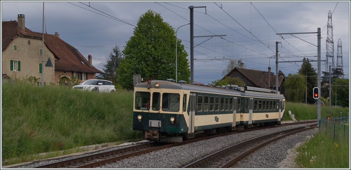 LEB Schnellzug 51 mit Bt 151 und Be 4/4 26 erreicht Romanel s/Ls. 
25. April 2014