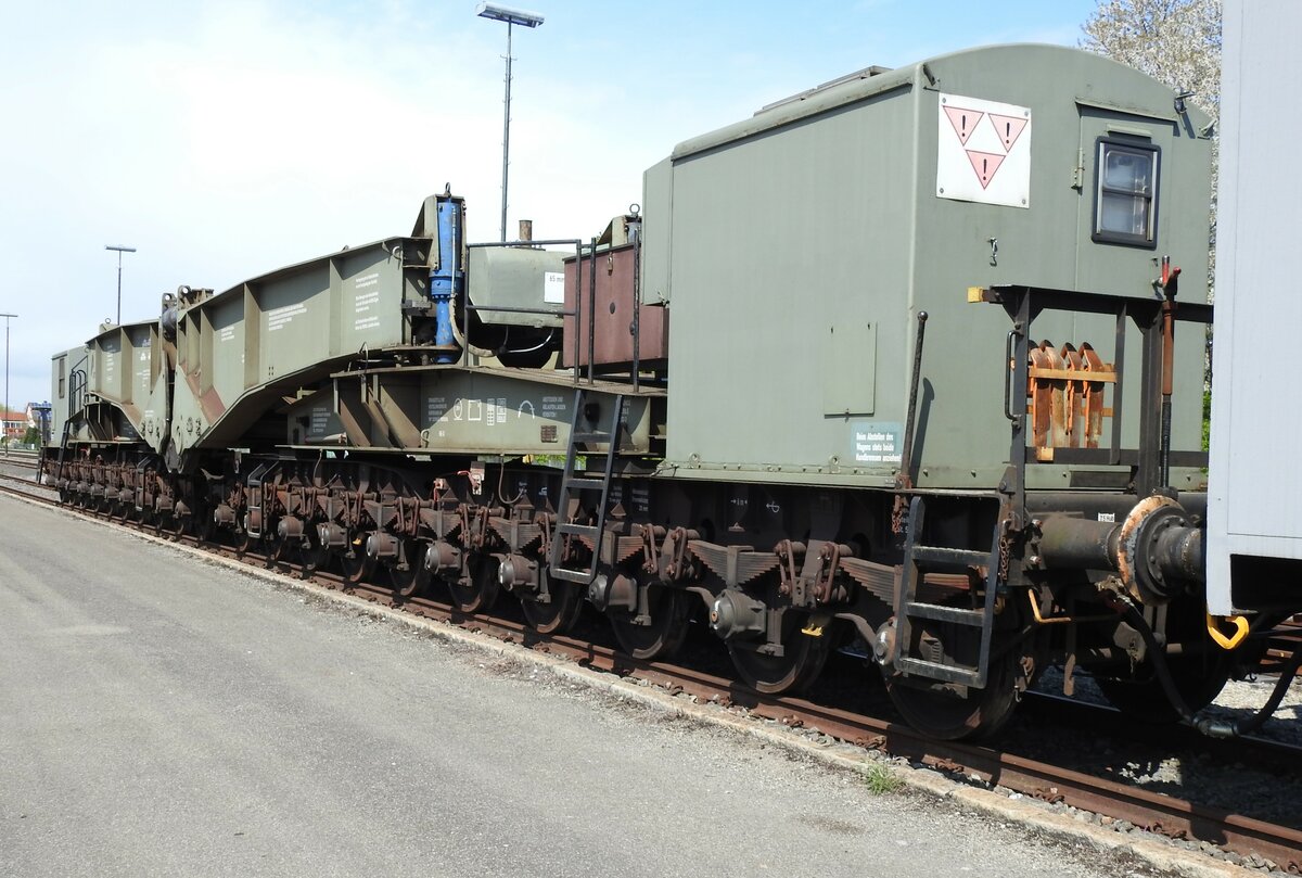 Leerer Tragschnabelwagen von Ampiron wartet auf den R�cktransport in V�hringen am 28.04.2016.
