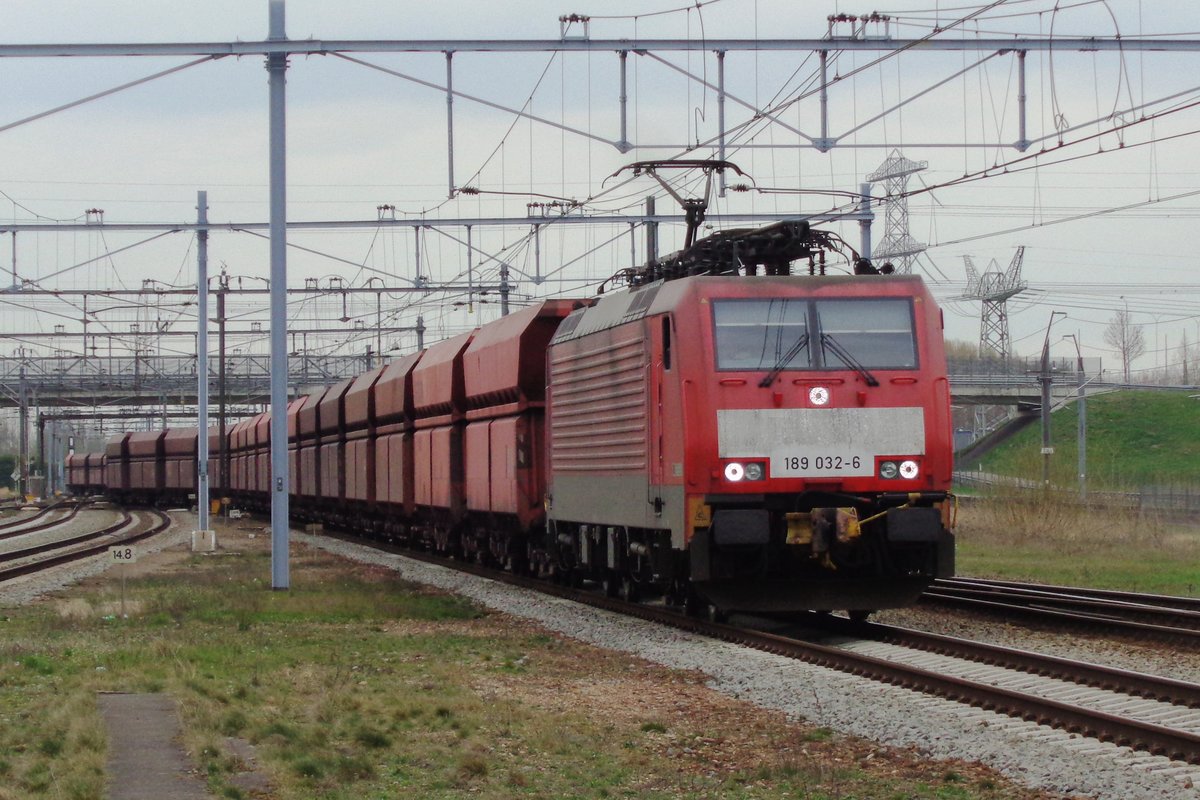 Leererzzug mit 189 032 fahrt am 27.März 2019 in aler Rühe durch Lage Zwaluwe.