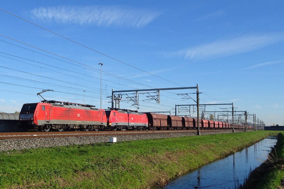 Leererzzug mit 189 083 dönert durch Valburg CUP am 13 November 2022.