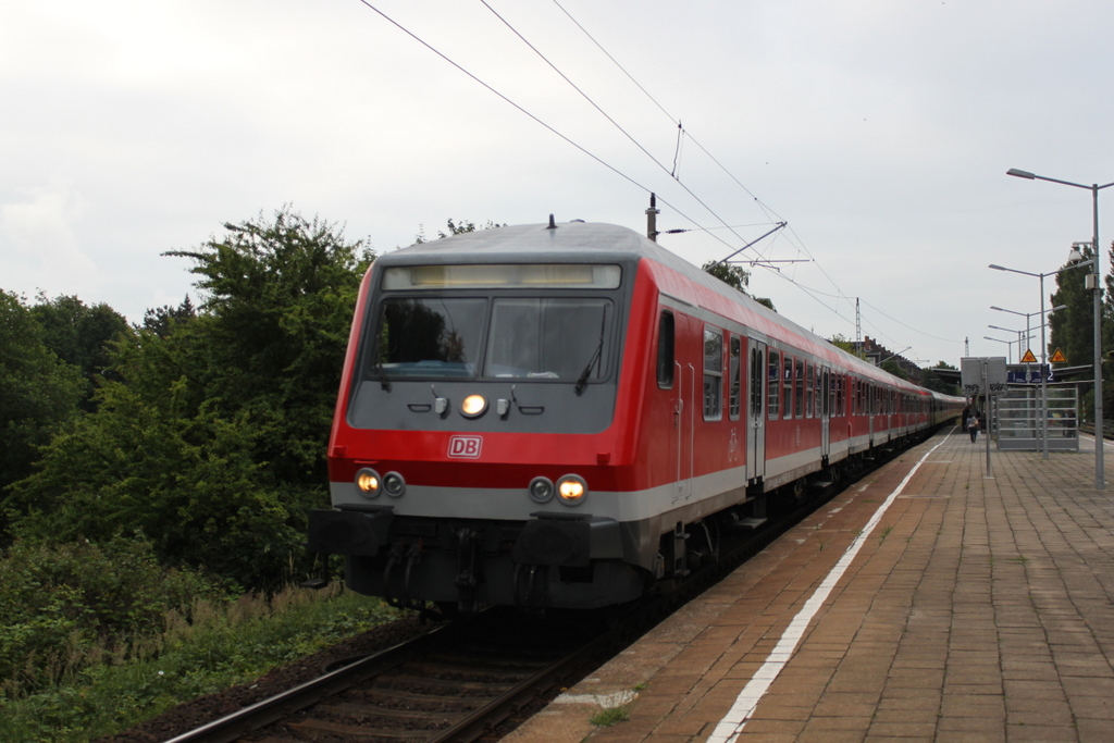Leerzug 70115(Rostock-Warnemünde)bei der Durchfahrt am Morgen des 28.06.2016 gegen 06:50 Uhr im Haltepunkt Rostock-Holbeinplatz.