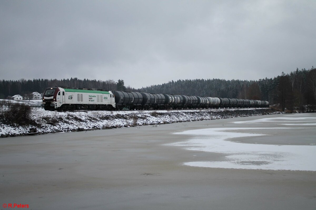 LEG 159 228 mit Kesselzug von Bitterfeld nach Ingolstadt am Rechenweiher vorbei. 12.12.21