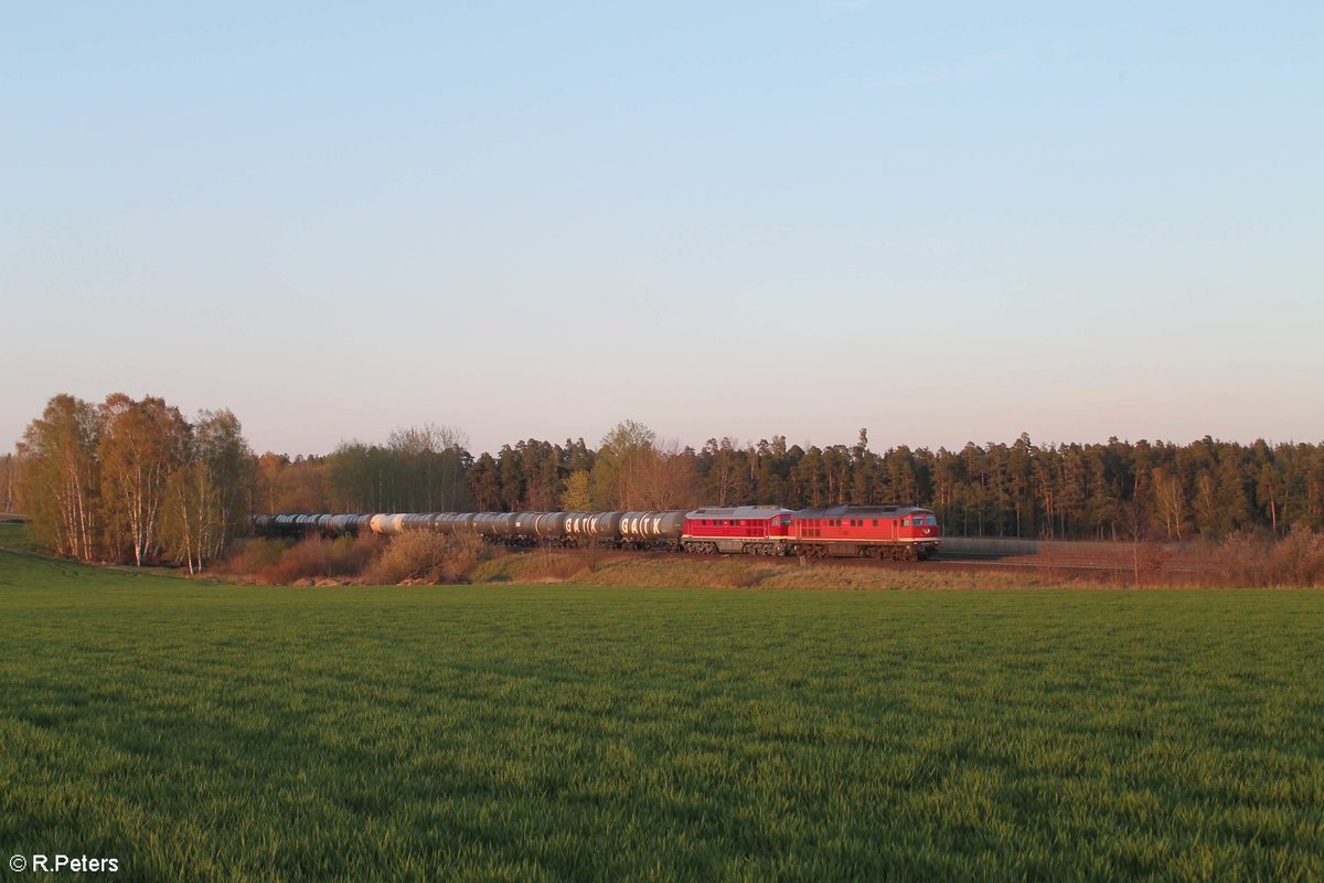 LEG 232 238 und 132 068 ziehen kurz vor Wiesau/Oberpfalz den DGS 60931 Bitterfeld - Neustadt a.d. Donau im herrlichen Abendlicht. 20.04.19