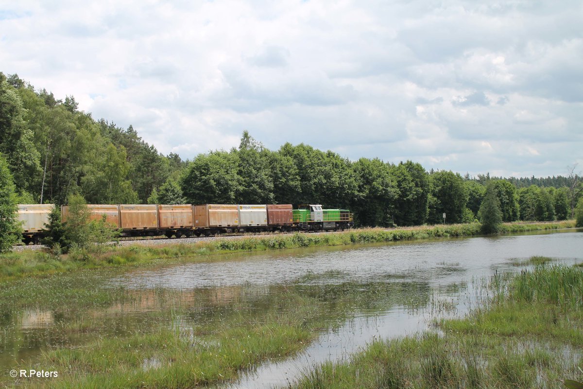 Leider aus der Falschen Richtung rollte 277 004 alias V1700.03 mit einem Hackschnitzelzug aus Wiesau nach Regensburg an mir vorbei. 09.07.16