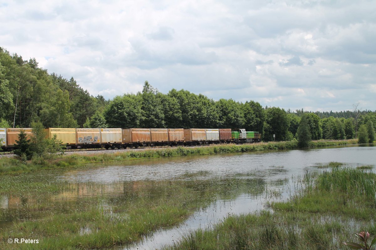 Leider aus der Falschen Richtung rollte 277 004 alias V1700.03 mit einem Hackschnitzelzug aus Wiesau nach Regensburg an mir vorbei. 09.07.16