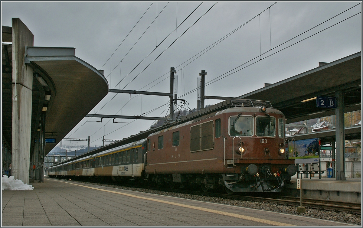 Leider bald Vergangenheit: BLS Re 4/4 mit einem Goldenpass RE.
Spiez, den 24. Nov. 2013