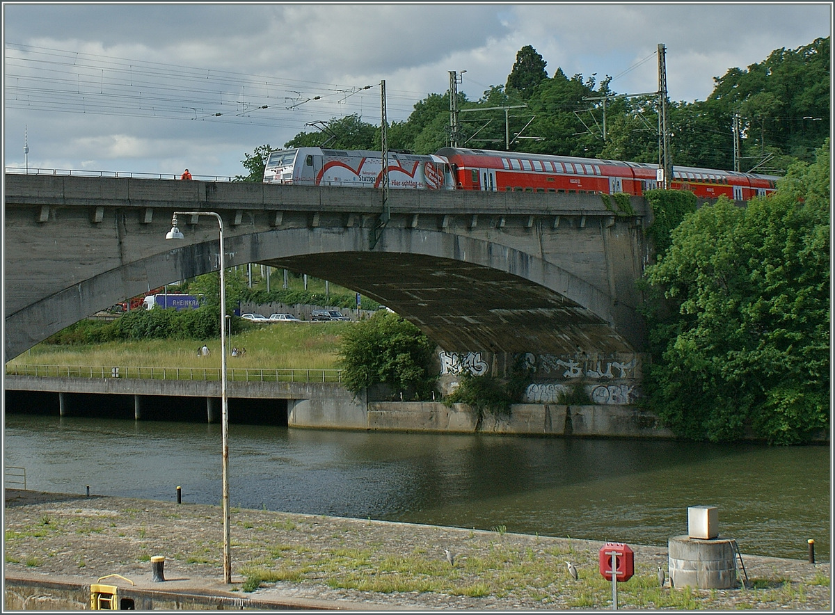 Leider etwas verdeckt nur erwischte ich die  Stuttgart21  146 am Neckar bei Stuttgart. 
22. 06.2013