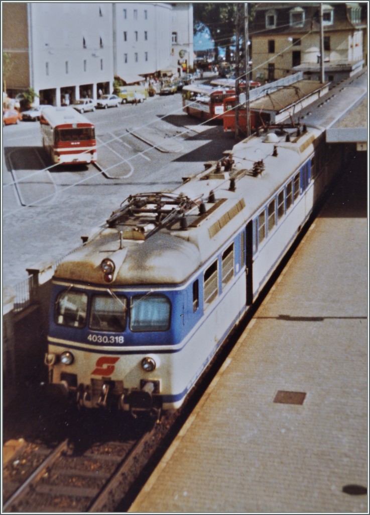 Leider habe ich es nicht mehr geschafft, einen der schönen ÖBB ET 4030 digital fotografieren zu können; hier zu sehen ist ein Analogbild (110-Pocket-Knipsekastenfilm!) des 4030.318 der als Regionalzug in Lindau auf die Abfahrt nach Bludenz wartet.
27. Juli 1983