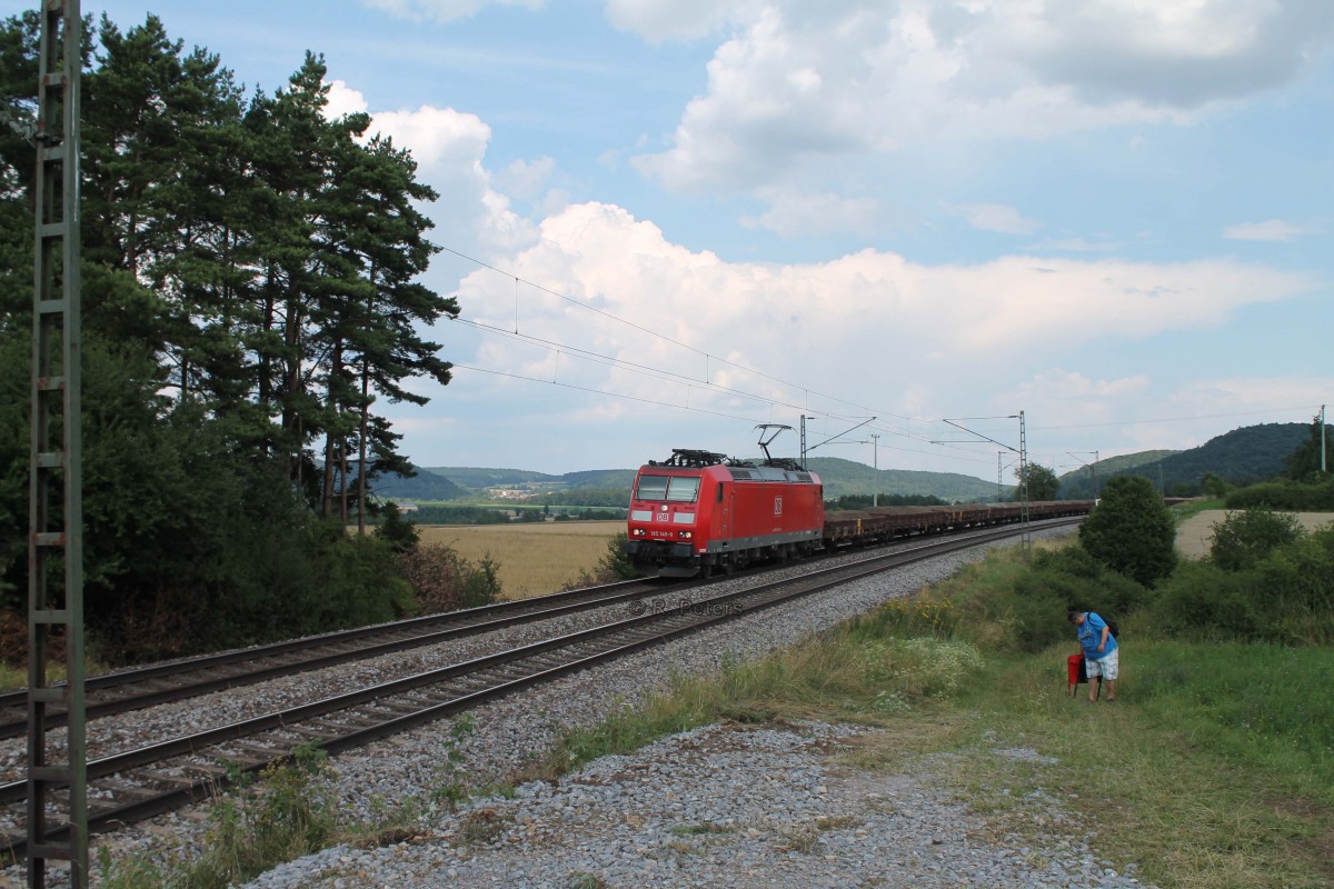 Leider mit fetter Fotowolke kam 185 145-0 und ein Niederboard ganzzug bei Darshofen. 23.07.14