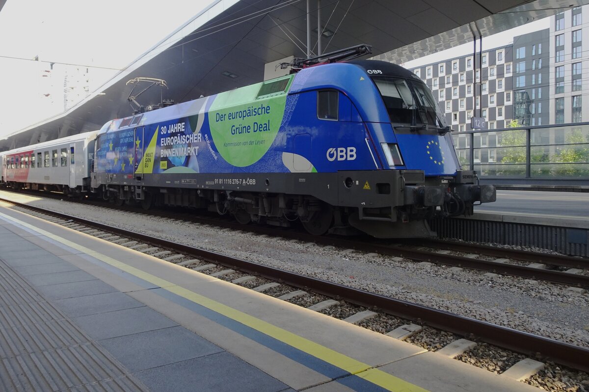 Leider mit Gegenlicht wurde am Abend von 21 Mai 2023 Werbetaurus 1116 276 in Wien Hbf am 21 Mai 2023 auf den Chip gerettet.