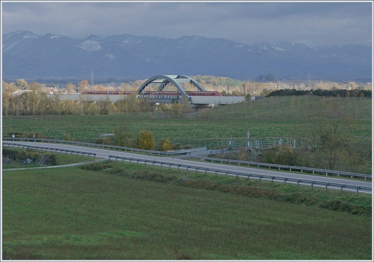 Leider nur von relativ weit war es möglich, diesen FS Trenitalia ETR 400 auf der Schnellfahrstrecke Bologna - Firneze bei S.Piero a Sieve zu fotografieren.

14. Nov. 2017