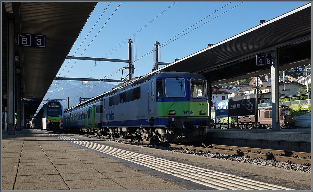 Leider nur im Schatten konnte ich die BLS Re 4/4 504 in Piez  fotografieren, aufs Jahresende wurden diese Züge durch Triebzüge ersetzt.

14. Juni 2021 