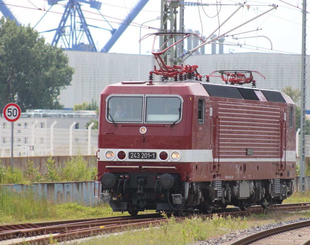 Leider ohne Kreuzfahrtschiff stand WFL 243 201-1 in Warnem�nde.20.06.2026