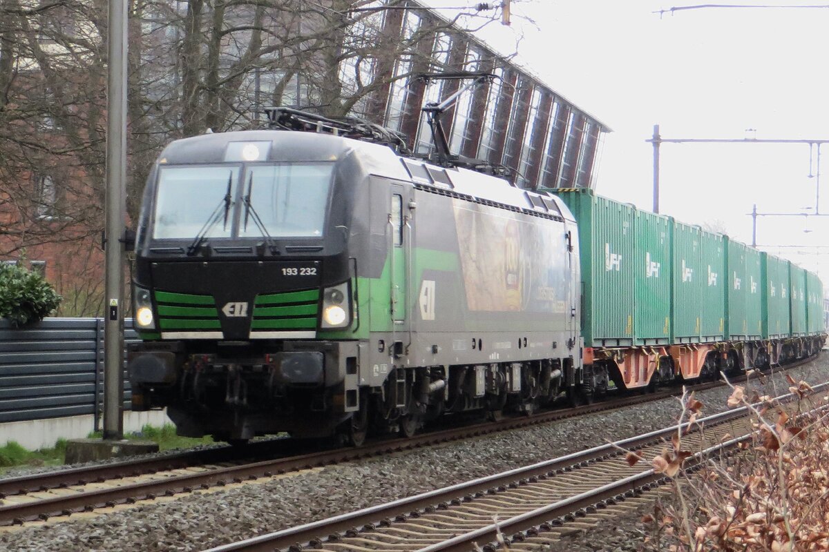 Leider in ungunstige Lichtverh�ltnisse wurde am 29 M�rz 2023 LTE 193 232 mit der EPAHT Containerzug durch Wijchen erwischt.