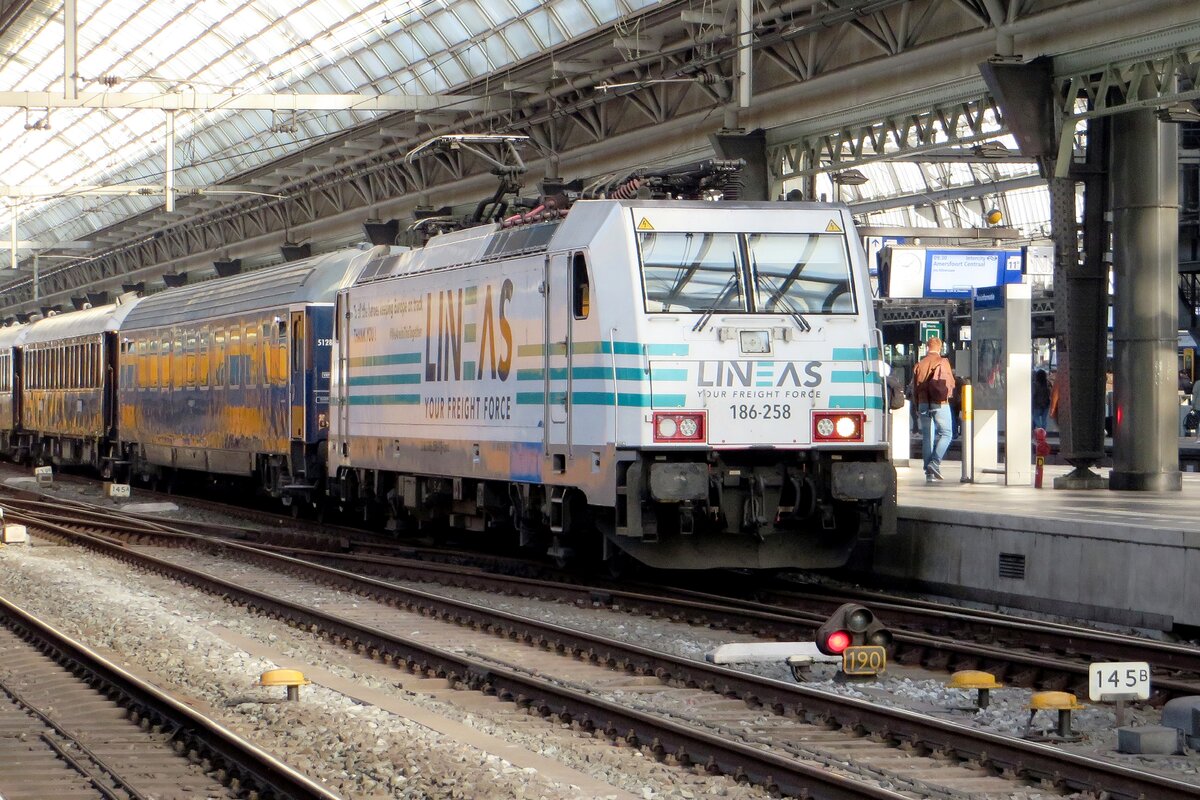 Leider in unsch�ne Lichtverh�ltnisse (Gegenlicht, Bahnsteighalle) aber doch: am 14 April 2022 steht Lineas 186 258 (mit ein Dankesch�n f�r das Sorgpersonal w�hrend der COVID_19 Krise) am Kops der VSOE nach Venezia Santa-Lucia in Amsterdam Centraal. Die 186 258 wird dieser Zug bis Schaerbeek schleppen, wo eine NMBS HLE18 die St�fe nach Aulnoye-Aymeries �bernimmt. Dort steht eine SYBIC Baureihe 26000 aufs Program und die Schleppt die (dann schlafende) Reisenden nach Lyon, wo die letzte St�fe mit wahrscheinlich eine Astride BB36300 volzogen werden soll.
