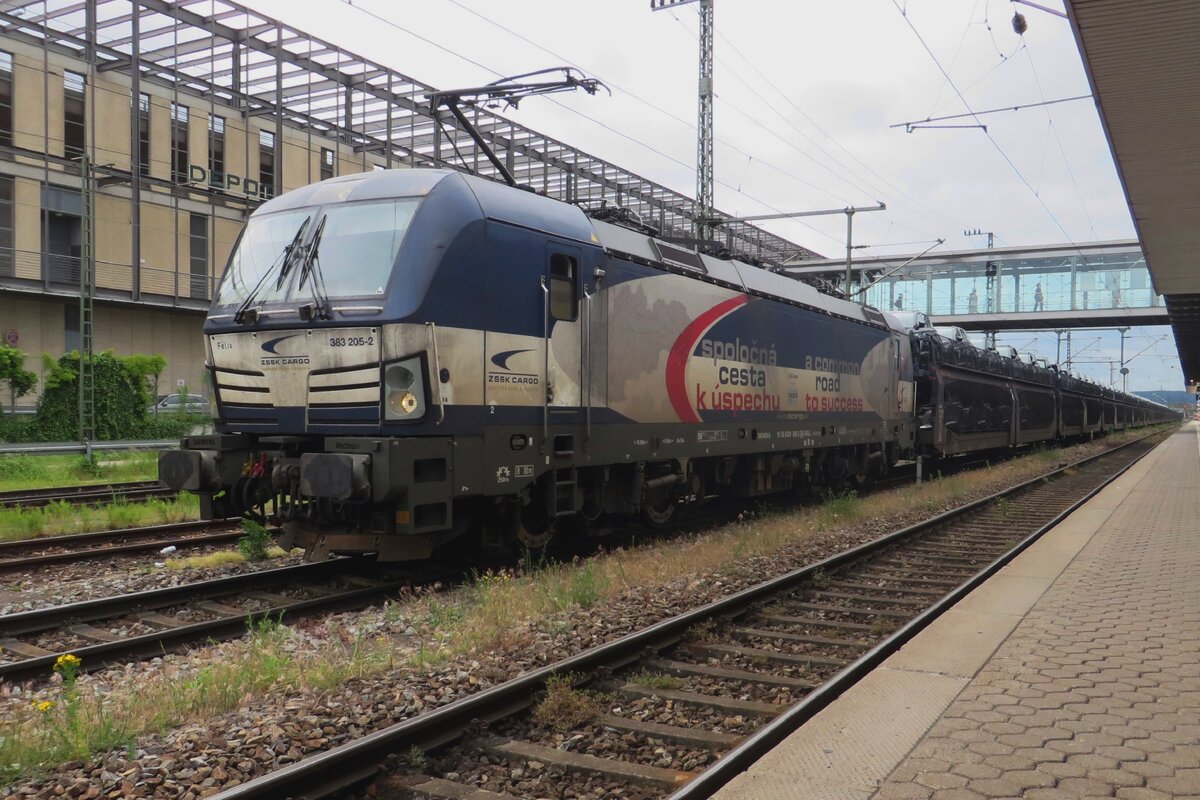 Leider waren die Belichtungsverhltnisse am 27 Mai 2022 in Regensburg fr ZSSK Cargo 383 205 eher schlicht...