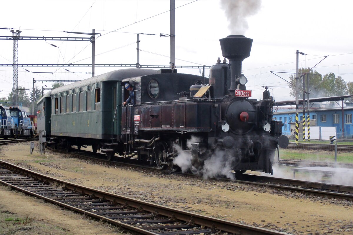 Leider was der Morgen von 22 September 2018 ins Bw von Ceske Budejovice wölkig während der Passage von 310.093 samt Sonderzug am Tag der Eisenbahn 2018.